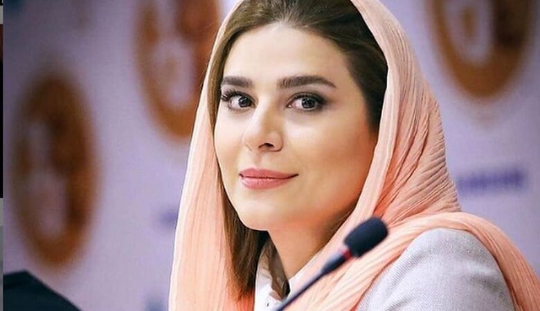 سلفی سحر دولتشاهی در خودروی لاکچری و گران قیمتش