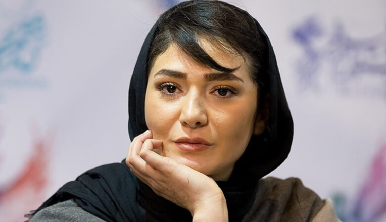 عکس/ فیگور جالب مینا وحید پشت فرمان!