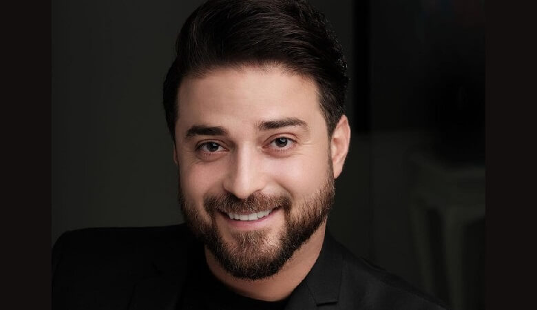 عکس/ بابک جهانبخش و تیپ جالب راه راهی