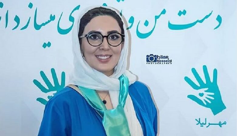 عکس/ بازی لیلا بلوکات و سگ‌هایش در فضای علنی پارک