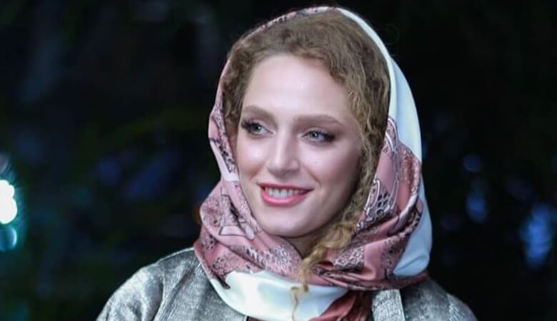 عکس/ نگین معتضدی با حجاب نصفه و نیمه روی دریا