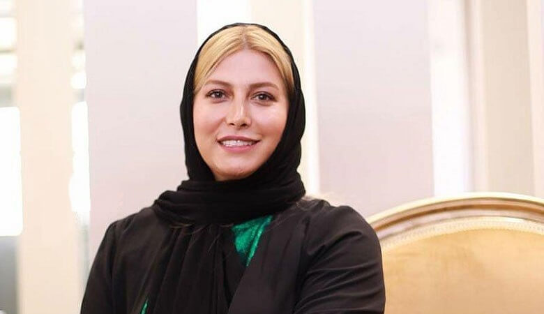 چهره عجیب و غریب نیوشا ضیغمی در هواپیما/ عکس