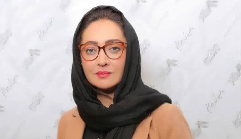 عکس/ وقتی نیکی کریمی با ژست کتابش را امضا می‌کند!