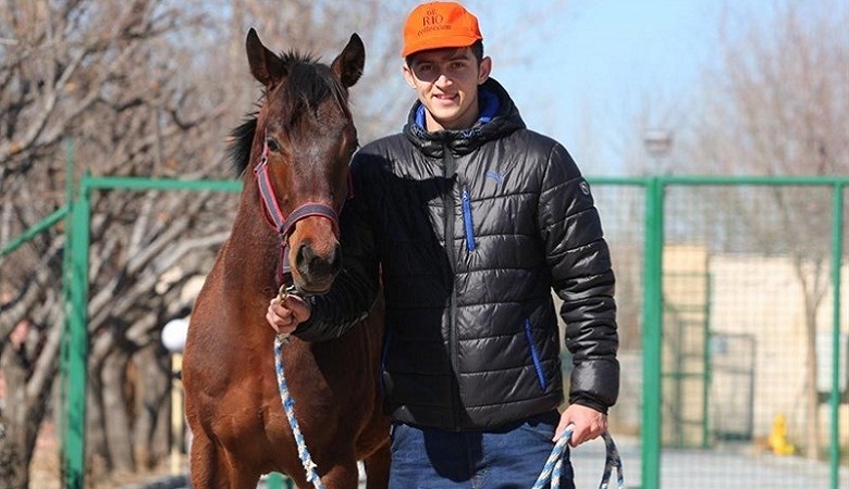 عکس/ ژست قهرمانی سردار آزمون با اسب نیم‌میلیون دلاری