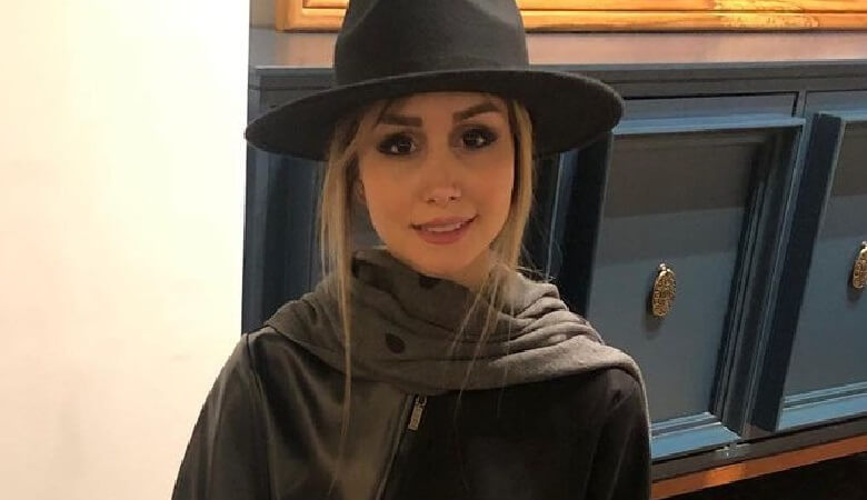 عکس/ ژست خاص همسر شاهرخ استخری روی نرده‌های راه پله!