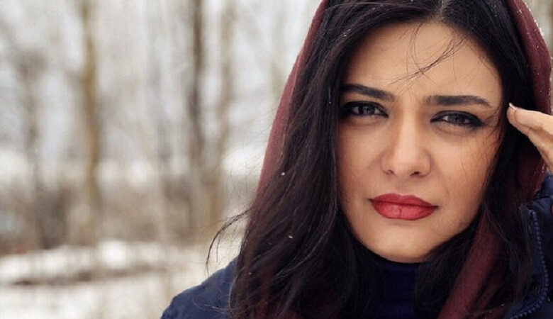 عکس/ دراز کشیدن و لم دادن لیندا کیانی روی مبل