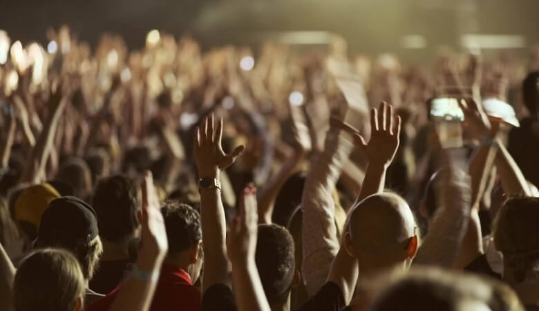 ویدئو/ رفتار زشت هنرمند مشهور با هوادارانش