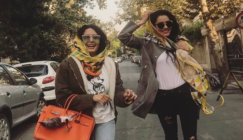 عکس زیبای الناز شاکر دوست با کلاه و شال گردن ست