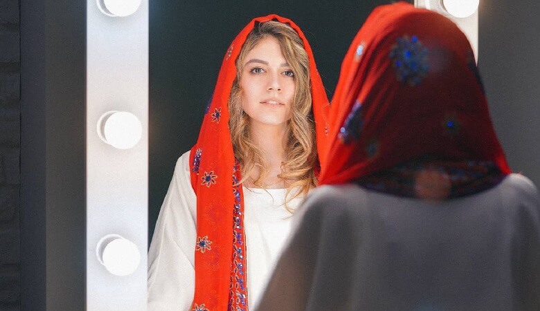 عکس/ لباس جنجالی ماهور الوند در بین همکارانش