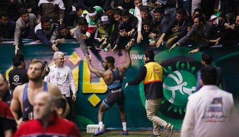 ویدئو/ کشتی گیر آمریکایی: هدیه جالبی از ایرانی ها دریافت کردم!