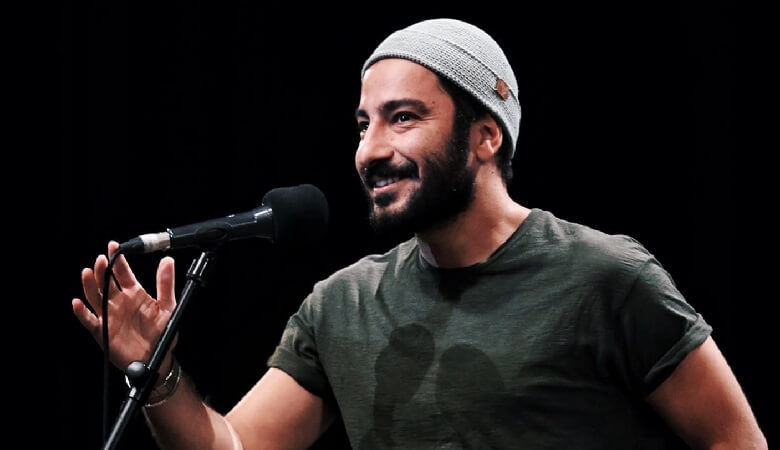 عکس/ تیپ عجیب نوید محمدزاده با کفش کتانی و شلوارک