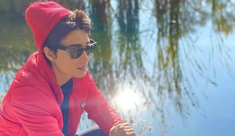 عکس/ تیپ مردانه خانم بازیگر با پالتو و کلاه شاپو