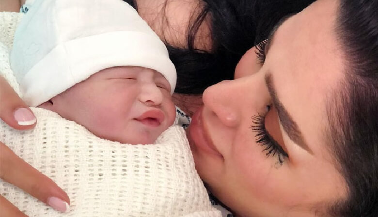 عکس/ لاکچری بازی؛ دنیا جهانبخت لباس آرتام را با کالسکه‌اش ست کرد!