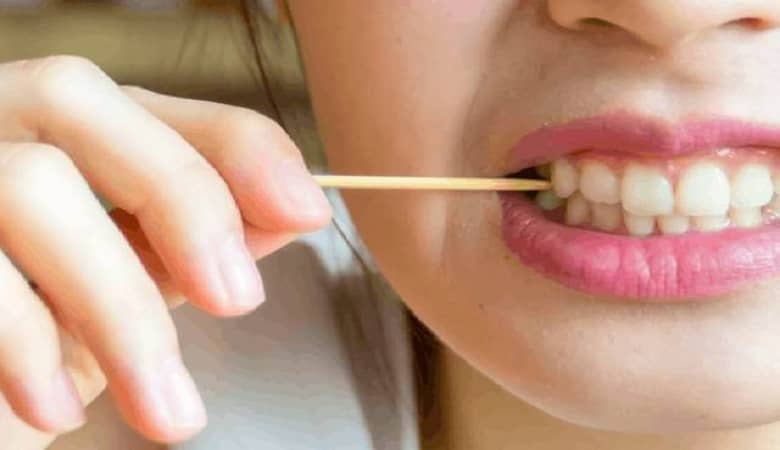 عوارض استفاده از خلال دندان که فکرش را هم نمی کنید!