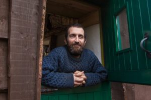 مردی که 15 سال است بدون پول زندگی میکند!