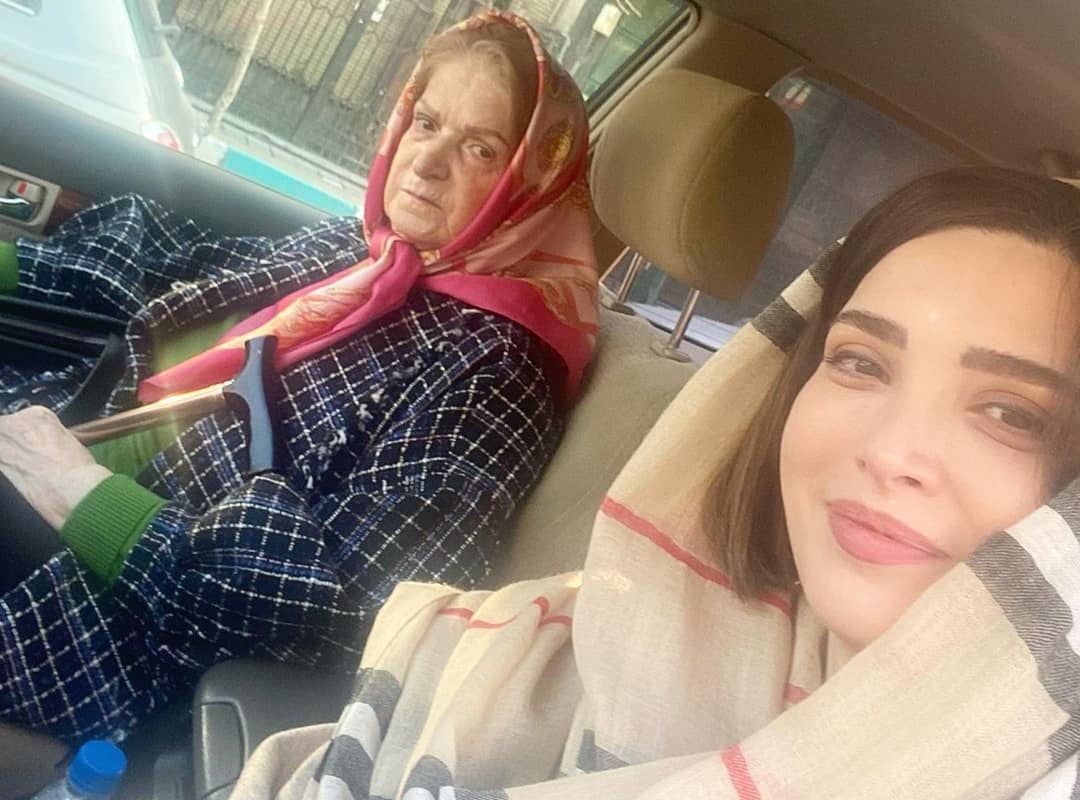 عکس/ بهنوش طباطبایی مادرش را به زیارت امام رضا(ع) برد