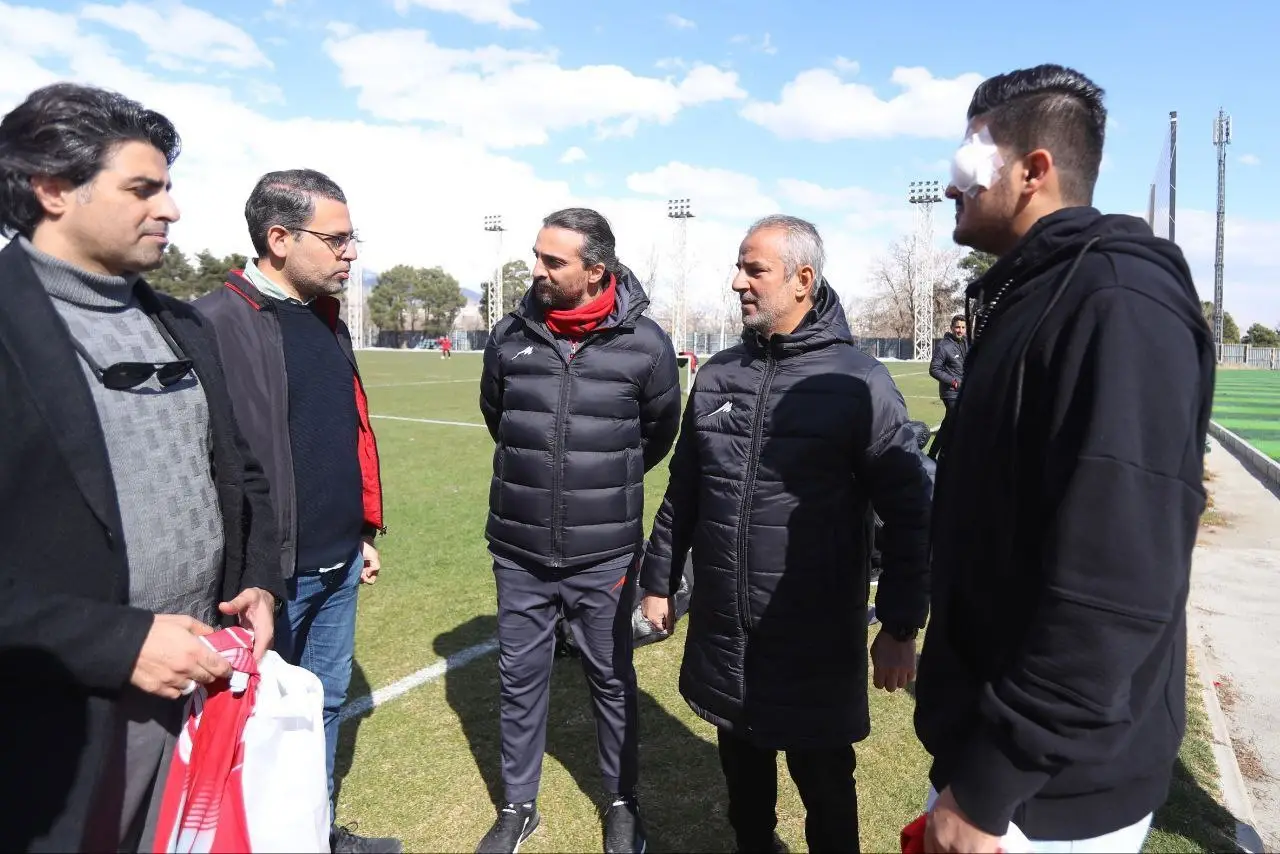 (عکس) مهمان ویژه در تمرین امروز پرسپولیس (عکس) مهمان ویژه در تمرین امروز پرسپولیس