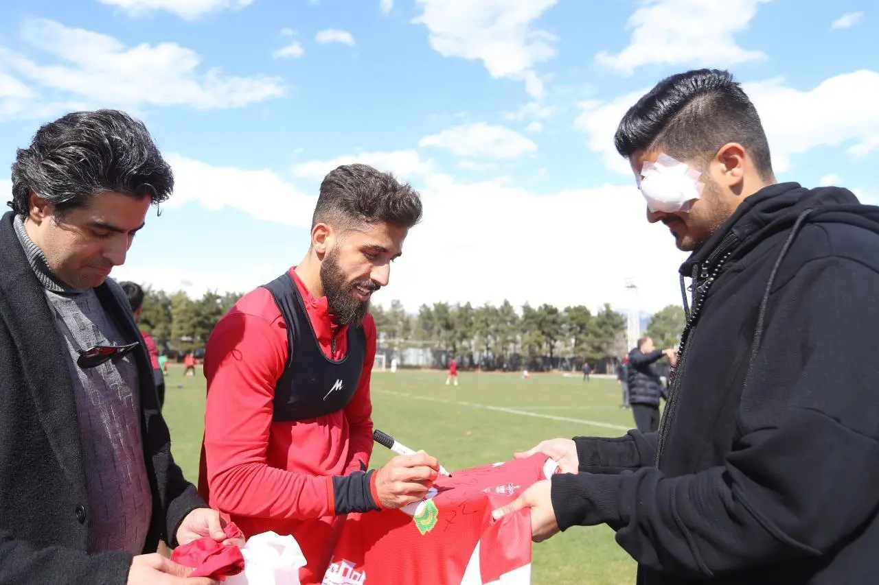 (عکس) مهمان ویژه در تمرین امروز پرسپولیس (عکس) مهمان ویژه در تمرین امروز پرسپولیس