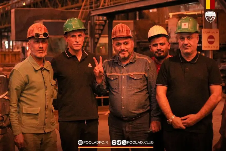 تصاویر؛ گلمحمدی با کلاه ایمنی در کنار کارگران کارخانه فولاد تصاویر؛ گلمحمدی با کلاه ایمنی در کنار کارگران کارخانه فولاد
