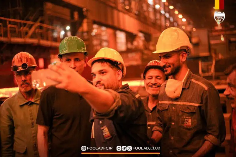 تصاویر؛ گلمحمدی با کلاه ایمنی در کنار کارگران کارخانه فولاد تصاویر؛ گلمحمدی با کلاه ایمنی در کنار کارگران کارخانه فولاد