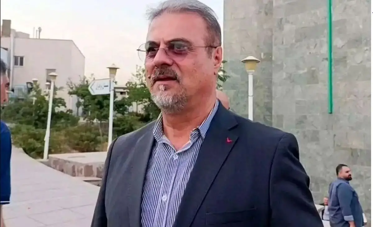 دوره کردن مدیرعامل استقلال توسط هواداران روی سکوها