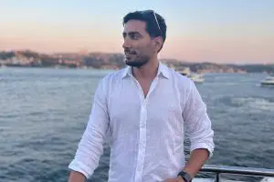 بیوگرافی امیرحسین پیوانده در برنامه عشق ابدی