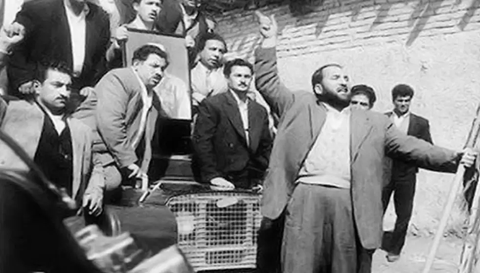 عکس/ وقتی شعبان بی‌مخ با کچل کردن یک جوان را تنبیه کرد!